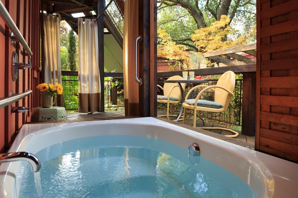 Eden Vale Live Oak Room soaking tub