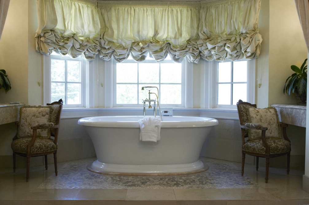 Pedestal spa tub in room 207 of the Santa Ynez Inn