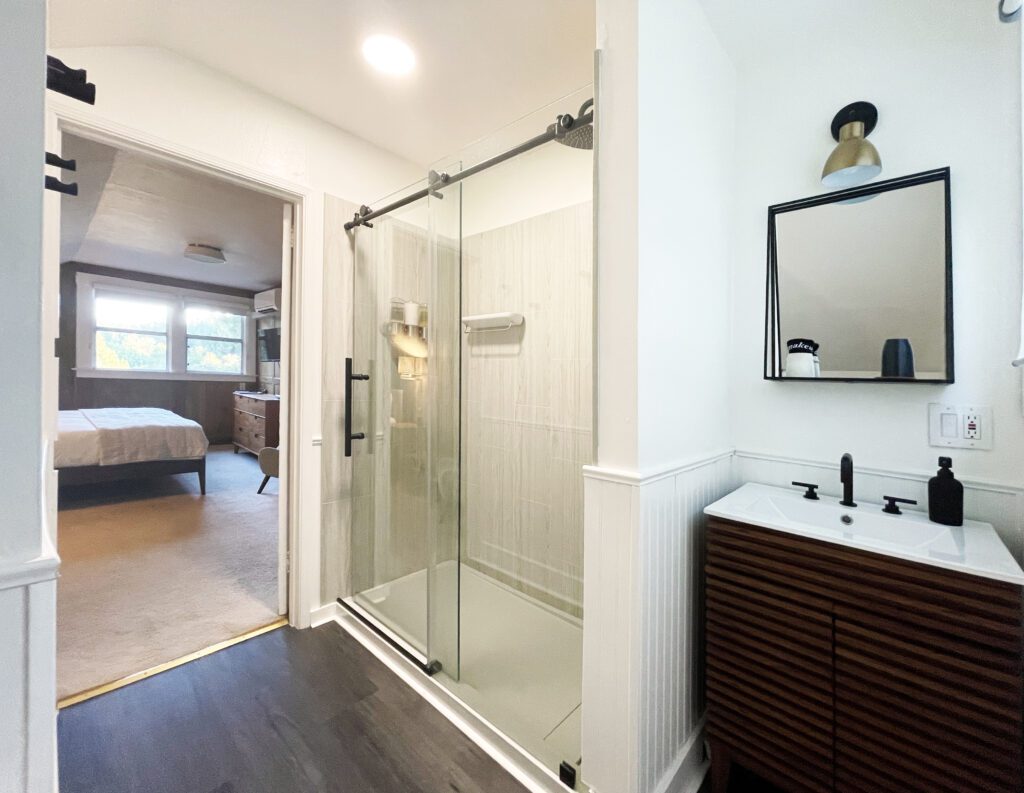 Bath of the Forestville room at Mine + Farm