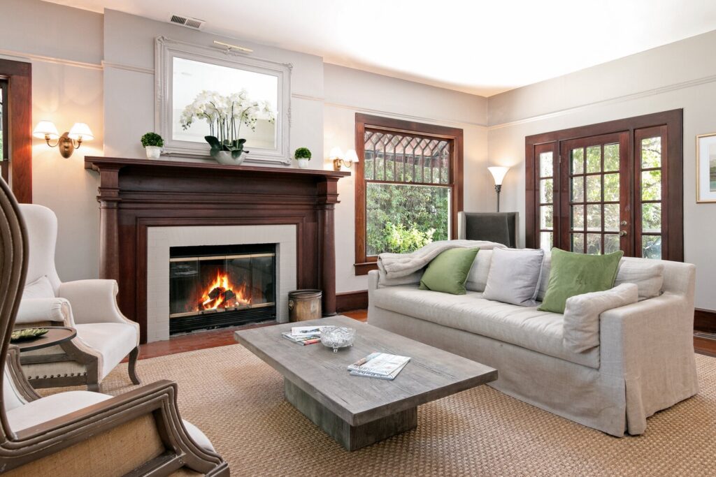 Living room of the De La Vina Inn