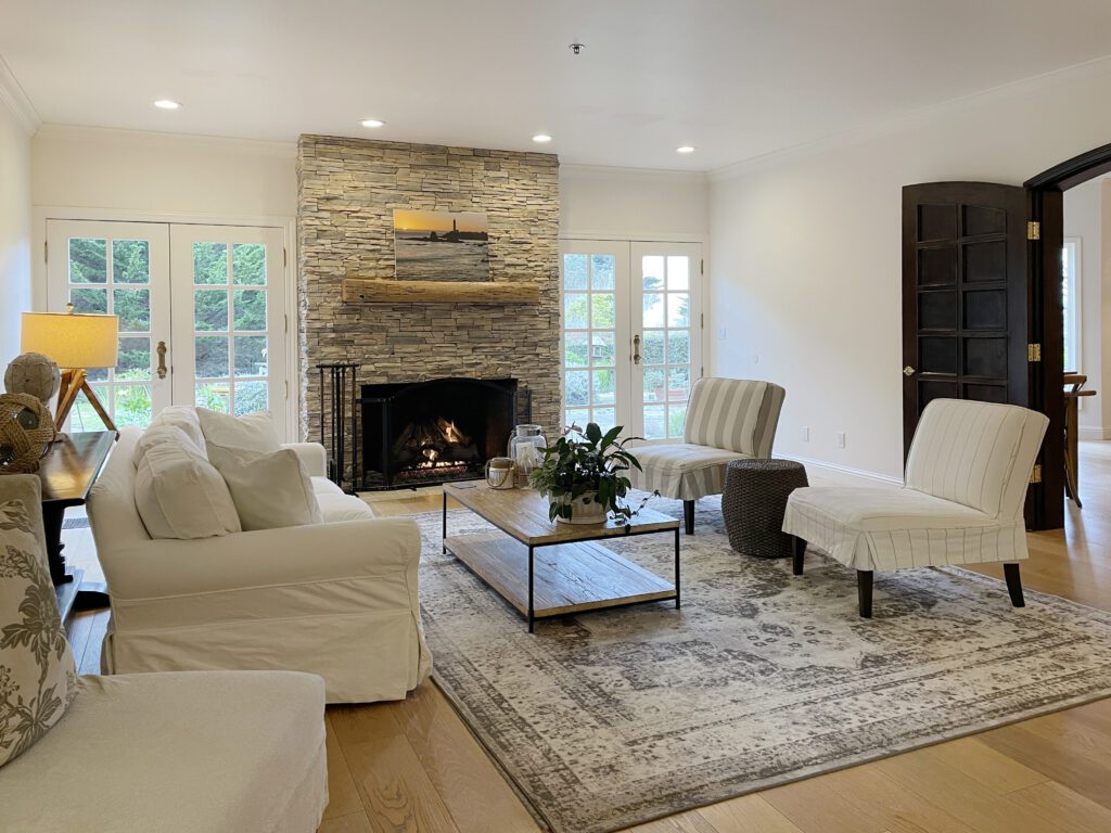 Living room of Seal Cove Inn
