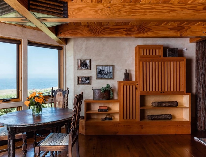 Dining room of the Newport Suite