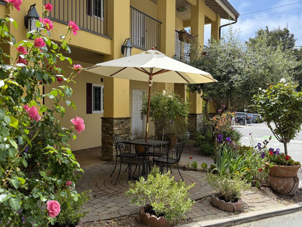 Outdoor patio at Bella Notte Inn