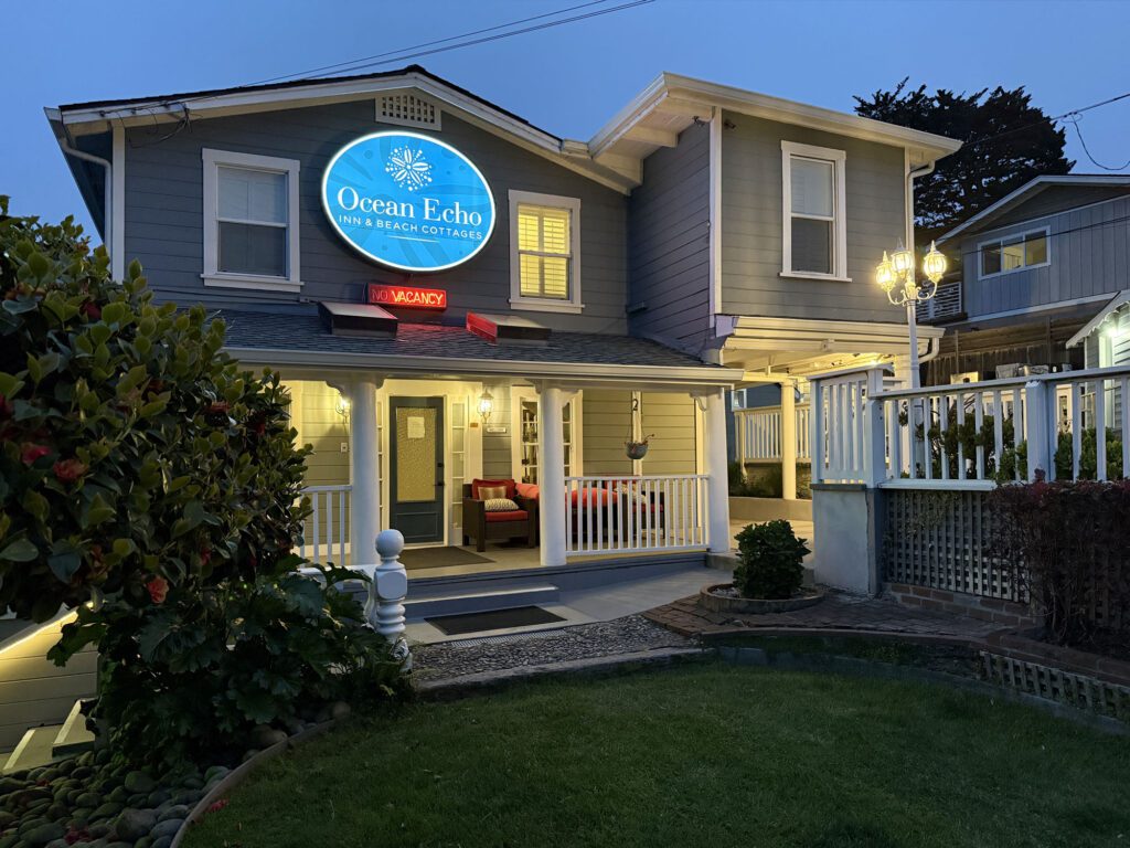 Ocean Echo Inn & Beach Cottages at dusk